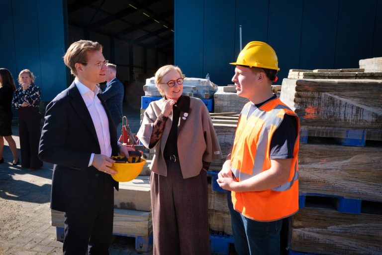 DOETINCHEM — Minister Van Essen bezoekt praktijklocatie Zone.college in Doetinchem