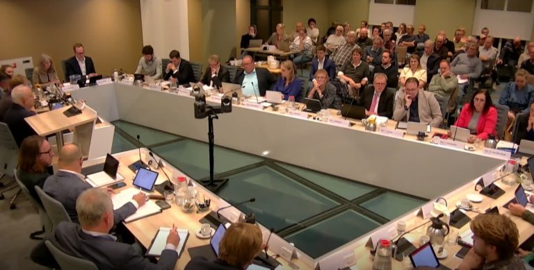 HARREVELD — Gemeenteraad Oost Gelre stemt in met motie over opvang en woningbouw in Harreveld