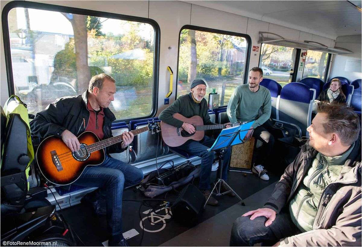 Optreden in de trein – Foto Rene Moorman