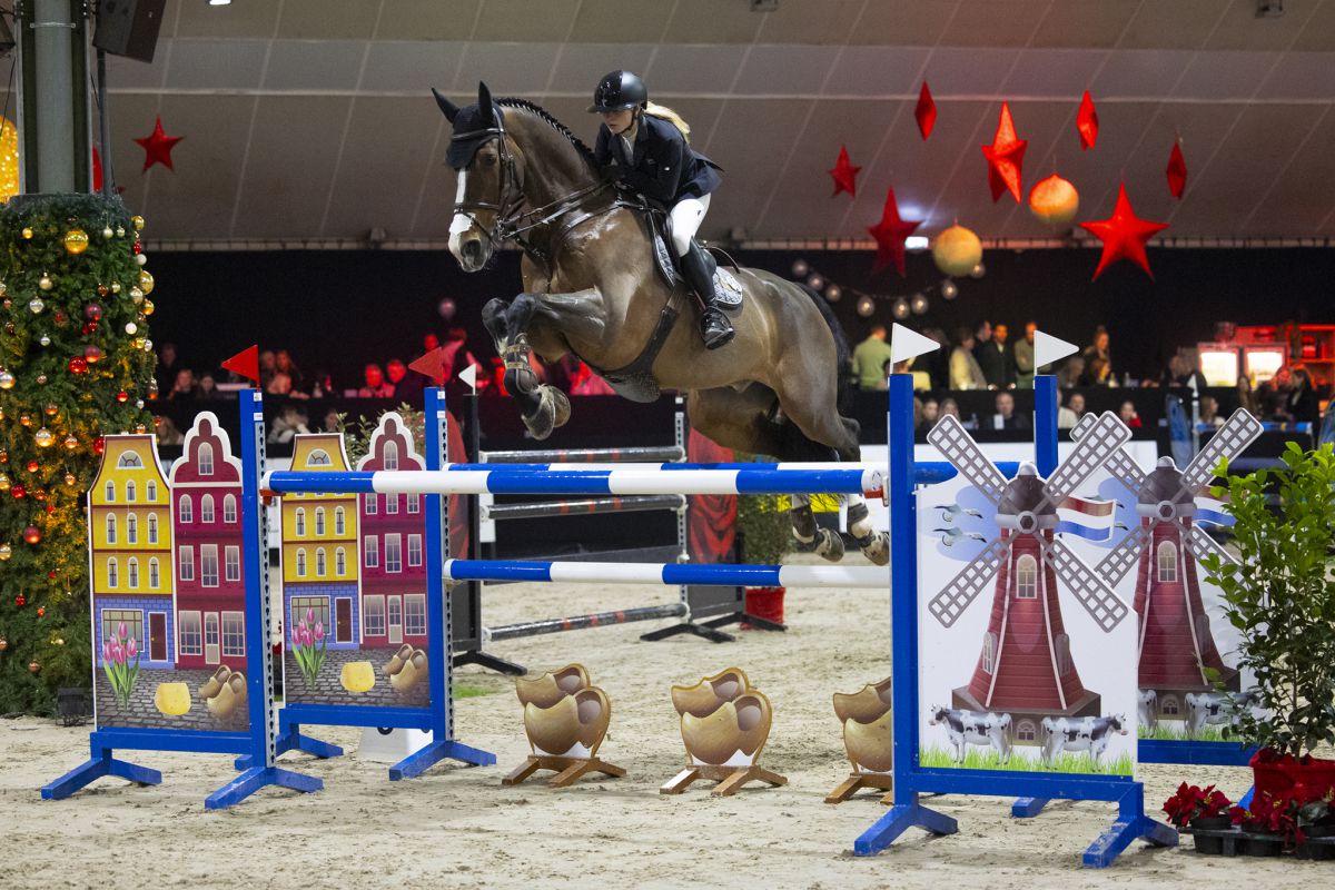 Tani Joosten en Galdal Me winnen de U25 Morssinkhof Rymoplast Grand Prix op 1.45m niveau. Foto Digishots