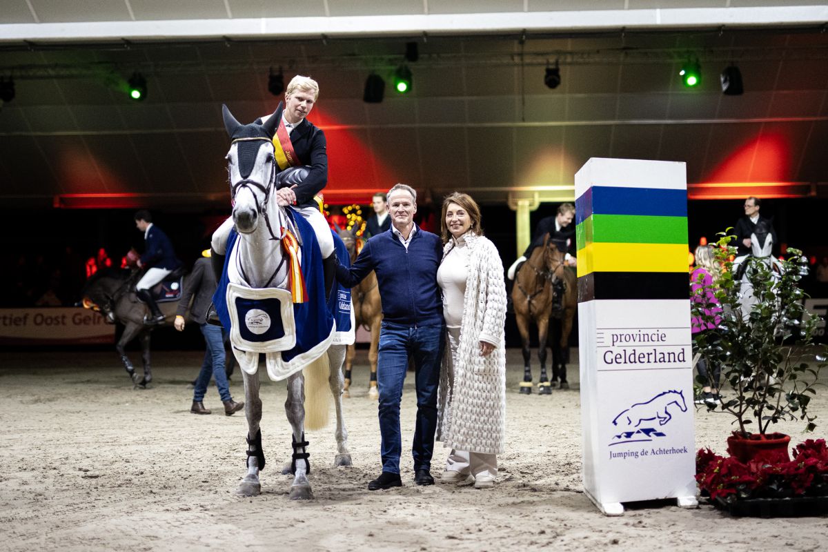 Dennis van den Brink en concoursorganisatoren Eric en Nory Morssinkhof van Paardensportcentrum Lichtenvoorde. Foto Digishots