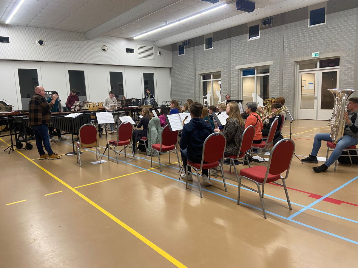 Gezamelijke repetitie ter voorbereiding op het concert