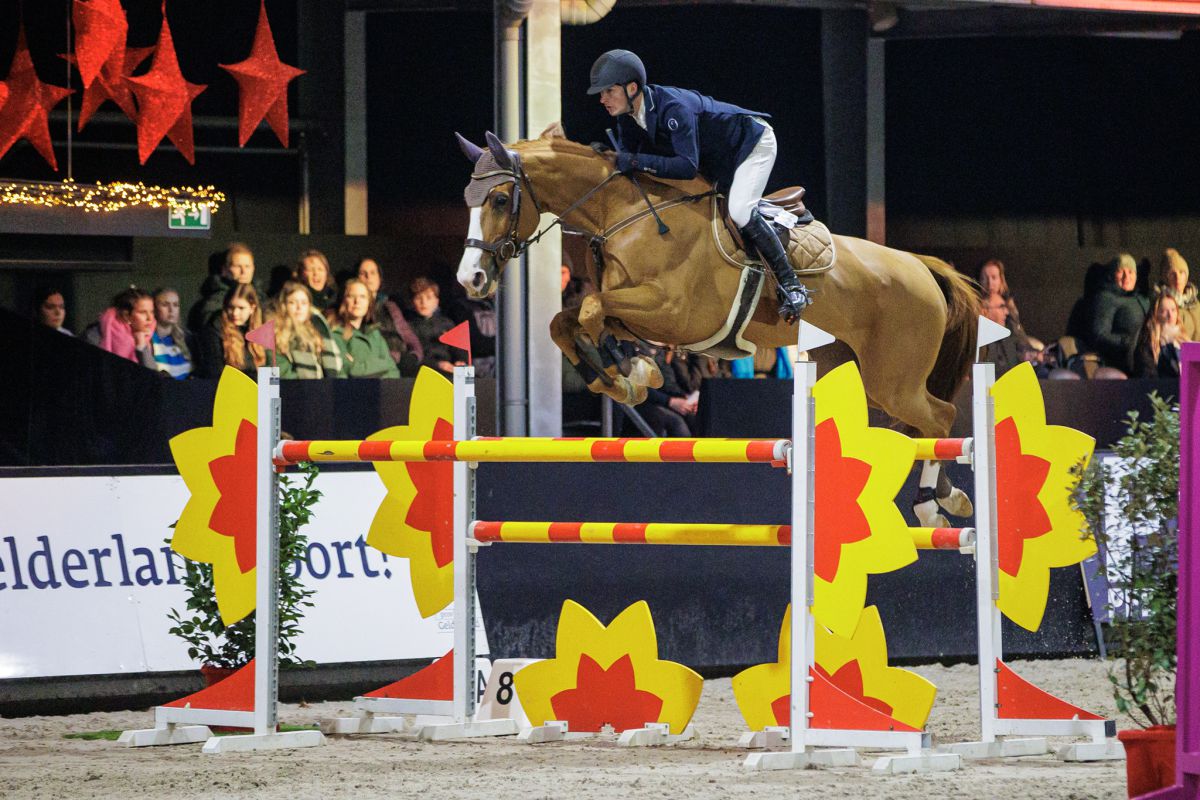 Lars Kuster won met Idylle of Romance (Andiamo Z) de 1.45m Porsche Centrum Gelderland Prijs op donderdagavond van Jumping de Achterhoek. Foto Digishots