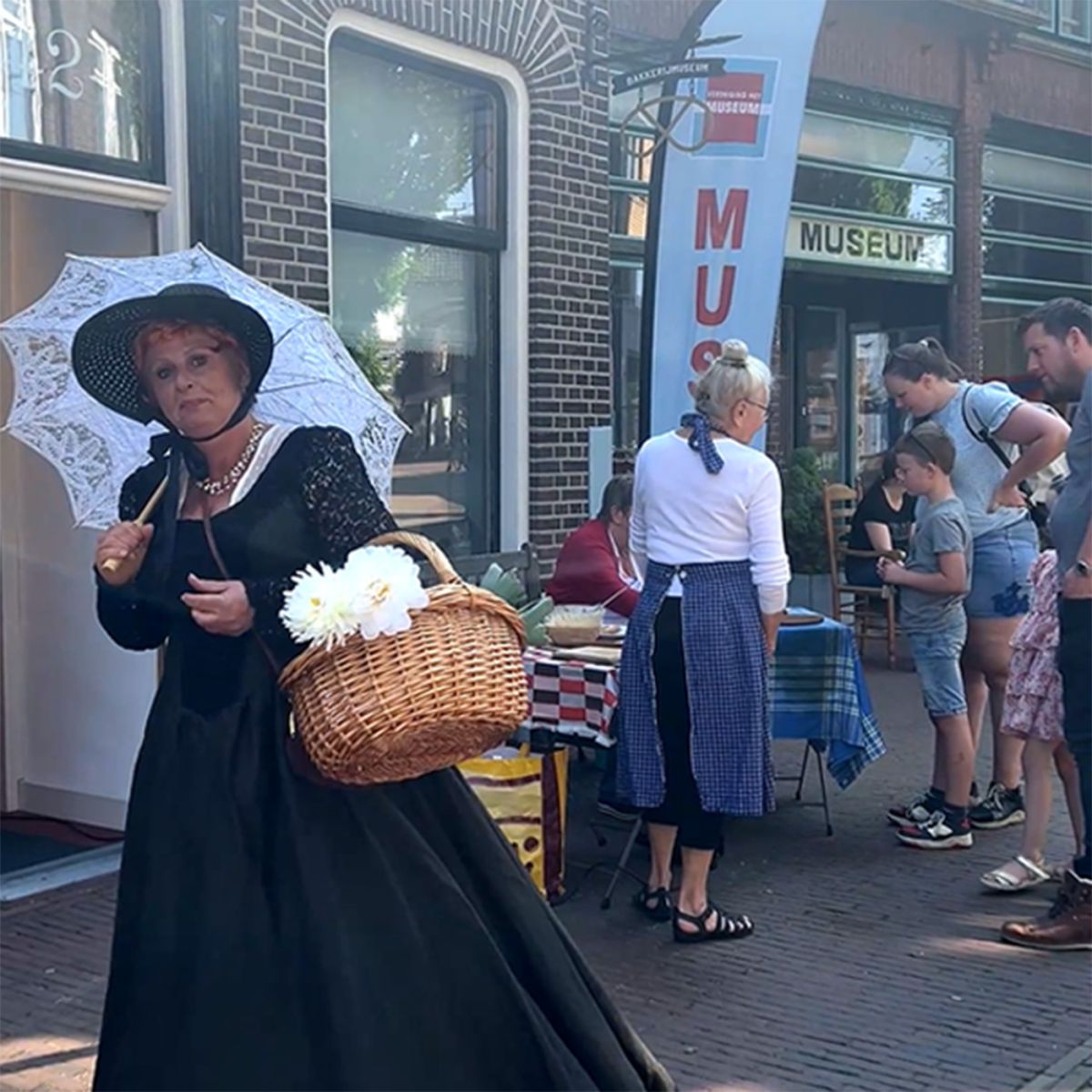 vrouw op bezoek bij bakkerij Wereld van Wenters