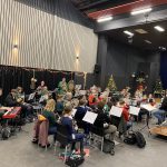 Orkest Volharding olv Mike Schäperclaus repeteert voor de laatste keer dit jaar in kersttrui