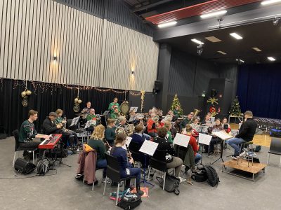 Orkest Volharding olv Mike Schäperclaus repeteert voor de laatste keer dit jaar in kersttrui