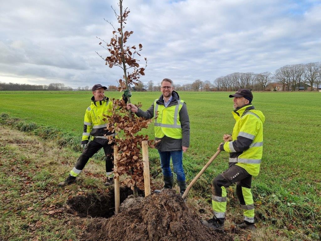 Planten 1e van 200 bomen in buitengebied Zwolle